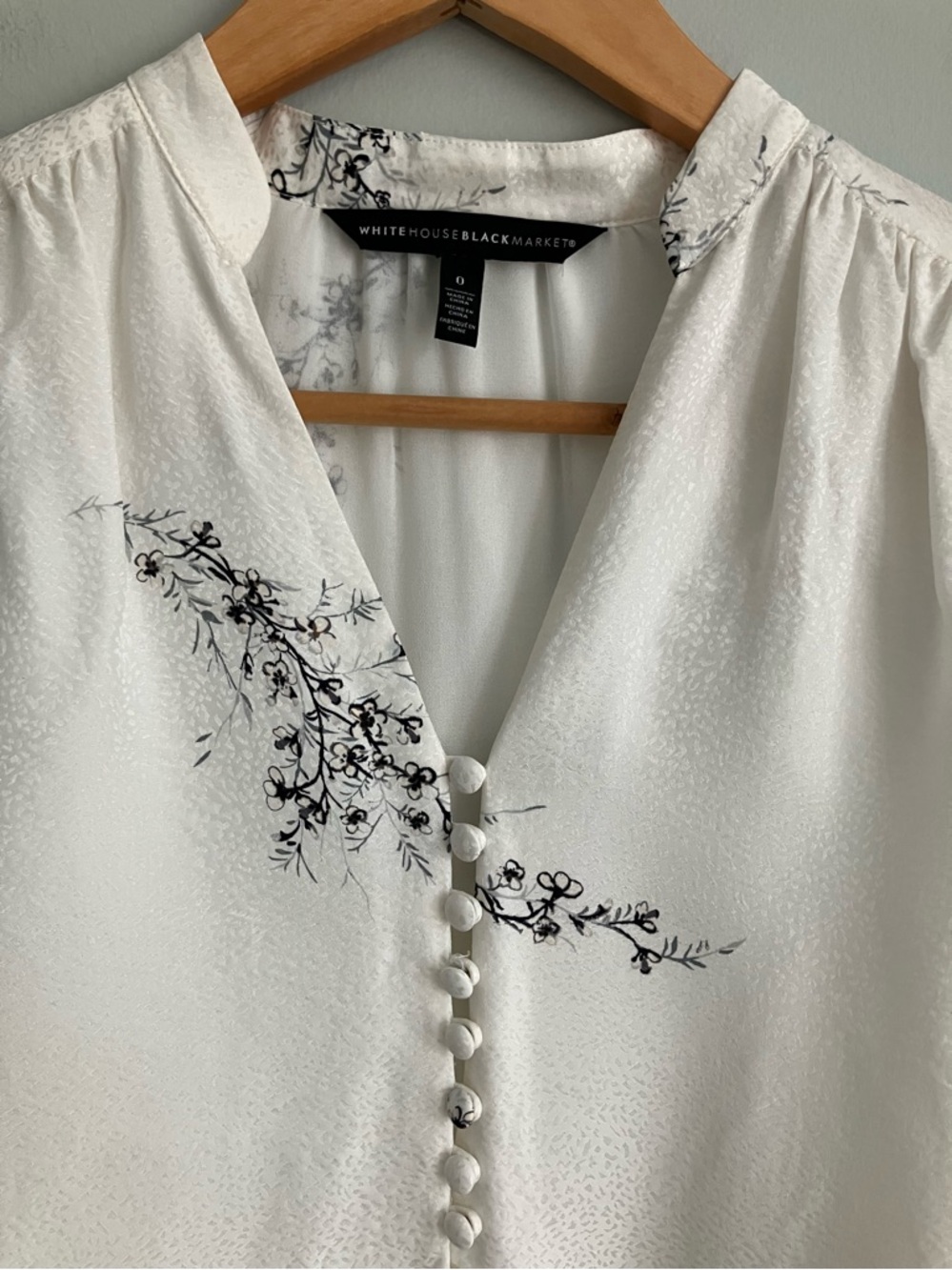 WHBM White and Black Long Sleeve Floral Blouse Size 0 - Picture 3 of 10